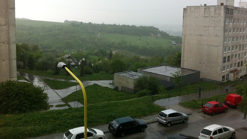 Silný dážď, hokejové Košice, dážď, auto